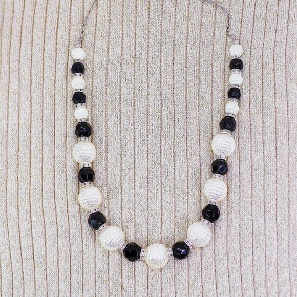 Black and white bead necklace with white textured pearl beads, black glass beads - Picture 9 of 9